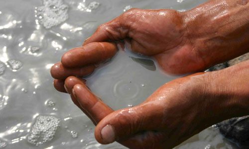 #À´×Ô"õË×Ó´å"µÄµ÷²é #ɽÎ÷Ê¡ÁÙ·ÚÊÐÒ¢¶¼Çø¶ÎµêÏçÏ¿µ´å¡ª¡ªõË×Ó´å´å¿ÚºÓ±ß±»ÎÛȾµÄË®¡£
ɽÎ÷Ê¡ÁÙ·ÚÊÐÒ¢¶¼Çø¶ÎµêÏçÏ¿µ´å£¬½ü¼¸ÄêÏȺóÓÐ50¶àÈË»¼ÉÏÁË"ÄÔѪ˨"ƫ̱²¡£¬È¥Äê¾ÍÓнü20ÈËÒò²¡ËÀÍö¡£Òò̱»¾²¡È˶࣬±»±ðÈËÏ·³Æ"õË×Ó´å"¡£
¾Ý´åÃñÃǽ²£¬ËûÃÇ´å¿ÚÒ»ÌõСºÓ±»ÉÏÓεÄÁÙ·Ú¸ÖÌú¹«Ë¾ºÍÁÙ·ÚÔìÖ½³§ÅųöµÄÎÛË®ÎÛȾ£¬ºÓË®·¢ºÚ·¢»ÒÓгô棬¼¸Äêǰ£¬´åÖеÄË®¾®Ë®Öʱ仵£¬·¢ÏÌ·¢¿à£¬ºÈÏÂÈ¥À¶Ç×Ó£¬°¾¸Éºó¹øµ×±ä³É°µºìÉ«£¬2003Äê´åÃñ½«Ë®ÑùËÍÈ¥¼ìÑéµÃ³ö½áÂÛÊÇ£ºÂÈ»¯ÎÁòËá¼Ø£¬×ÜÓ²¶È£¬ÏõËáÑΣ¬¿ó»¯ÎﺬÁ¿³¬¹ý¹ú¼Ò°²È«ÒýÓÃˮָ±êÒ»±¶¶à¡£
ÏÖÔÚ£¬´åÃñÿÌìÒªµ½¼¸¹«ÀïÍâÀË®ÒûÓã¬ÔÙ²»¸ÒºÈÔº×ÓÀïµÃ¾®Ë®¡£
71ËêµÃÈãÔªÕòÊÇÒ¢¶¼ÇøÎÄ»¯¾ÖÍËÐݸɲ¿£¬Ê®ÄêǰÀ뿪µ¥Î»ºó¾ÍסÔÚ´åÀËû¼ÒÀëÎÛȾµÃСºÓ½Ï½ü£¬Ò²¾ÍÊÇ×î´óµÄÊܺ¦Õß¡£Á½Äêǰ»¼ÉÏÄÔѪ˨£¬¶à¿÷¾ÈÖμ°Ê±Ã»ÓÐ̱»¾£¬³ÉÁËõË×Ó¡£
67ËêµÄÍõСº¢£¬ÓÉÓÚ³¤ÆÚÒûÓõØÏÂË®£¬È¥Äê·òÆÞͬʱ»¼ÉÏÄÔѪ˨£¬Ä¿Ç°¶¼ÎÔ´²£¬Éú»î²»ÄÜ×ÔÁ¢¡£
65ËêµÄ°²ÑóÐÇ£¬½ñÄêÒѾסԺÁ½´Î£¬Ë«ÊÖ¸¡Ö×£¬Á½ÍÈÆ¤·ô²¡±ä£¬ÕûÌìÍ·ÔΣ¬Ëµ»°À§ÄÑ¡£
Ŀǰ£¬ÁÙ·ÚÊл·±£¾ÖÒѽ«ÎÛȾÇé¿öÏòÉϼ¶Áìµ¼»ã±¨£¬ÊÐÕþ¸®½«ÔÚ½üÆÚ²ÉÈ¡´ëÊ©£¬½â¾öÕâÒ»¹ØÏµµ½°ÙÐÕÉúÃüµÄÎÊÌâ¡£